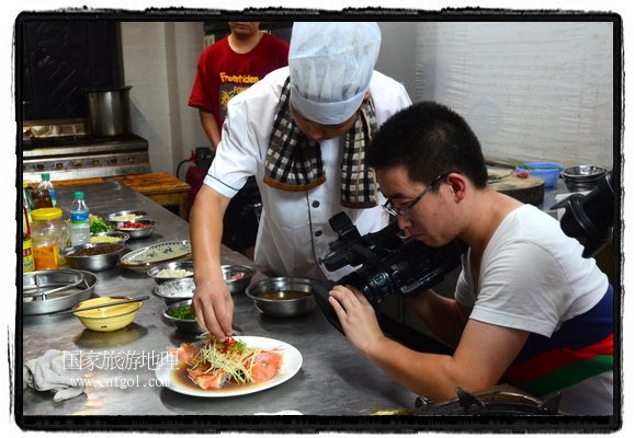 此次攝制組通過拍攝婺源代表名菜糊豆腐、粉蒸肉、荷包紅魚、賽鵝頸及地方小吃清明果、灰汁果、糯米子糕等來詮釋婺源美食經(jīng)典，展示婺源食文化，打造獨(dú)屬婺源的美食符號(hào)。