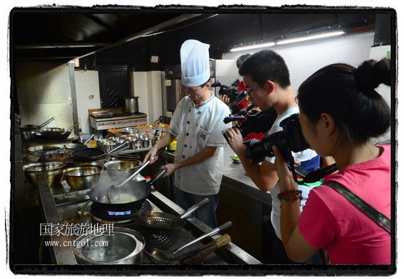 此次攝制組通過拍攝婺源代表名菜糊豆腐、粉蒸肉、荷包紅魚、賽鵝頸及地方小吃清明果、灰汁果、糯米子糕等來詮釋婺源美食經(jīng)典，展示婺源食文化，打造獨(dú)屬婺源的美食符號(hào)。