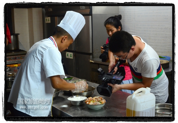 此次攝制組通過拍攝婺源代表名菜糊豆腐、粉蒸肉、荷包紅魚、賽鵝頸及地方小吃清明果、灰汁果、糯米子糕等來詮釋婺源美食經(jīng)典，展示婺源食文化，打造獨(dú)屬婺源的美食符號(hào)。