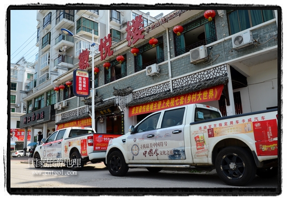 此次攝制組通過拍攝婺源代表名菜糊豆腐、粉蒸肉、荷包紅魚、賽鵝頸及地方小吃清明果、灰汁果、糯米子糕等來詮釋婺源美食經(jīng)典，展示婺源食文化，打造獨(dú)屬婺源的美食符號(hào)。