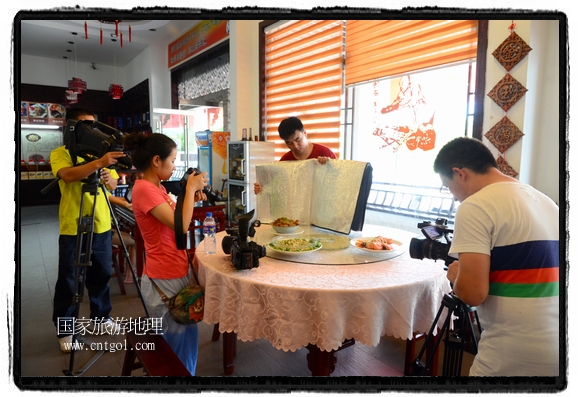 此次攝制組通過拍攝婺源代表名菜糊豆腐、粉蒸肉、荷包紅魚、賽鵝頸及地方小吃清明果、灰汁果、糯米子糕等來詮釋婺源美食經(jīng)典，展示婺源食文化，打造獨(dú)屬婺源的美食符號(hào)。