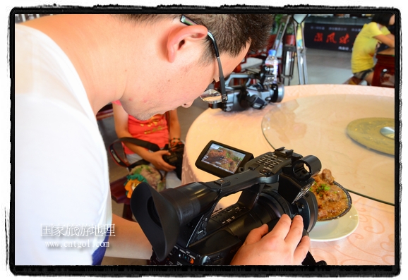 此次攝制組通過拍攝婺源代表名菜糊豆腐、粉蒸肉、荷包紅魚、賽鵝頸及地方小吃清明果、灰汁果、糯米子糕等來詮釋婺源美食經(jīng)典，展示婺源食文化，打造獨(dú)屬婺源的美食符號(hào)。