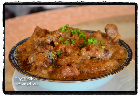 此次攝制組通過拍攝婺源代表名菜糊豆腐、粉蒸肉、荷包紅魚、賽鵝頸及地方小吃清明果、灰汁果、糯米子糕等來詮釋婺源美食經(jīng)典，展示婺源食文化，打造獨(dú)屬婺源的美食符號(hào)。