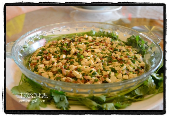 此次攝制組通過拍攝婺源代表名菜糊豆腐、粉蒸肉、荷包紅魚、賽鵝頸及地方小吃清明果、灰汁果、糯米子糕等來詮釋婺源美食經(jīng)典，展示婺源食文化，打造獨(dú)屬婺源的美食符號(hào)。