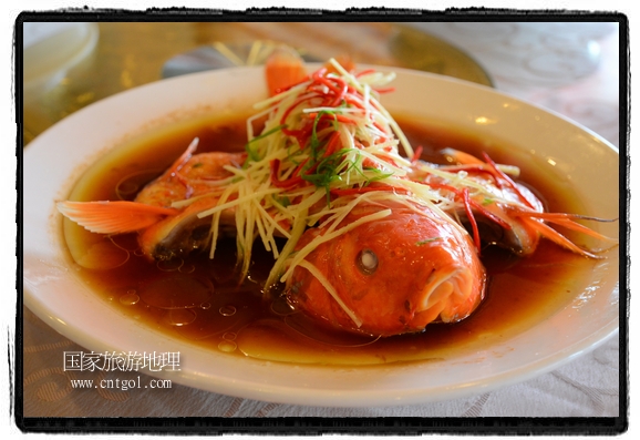 此次攝制組通過拍攝婺源代表名菜糊豆腐、粉蒸肉、荷包紅魚、賽鵝頸及地方小吃清明果、灰汁果、糯米子糕等來詮釋婺源美食經(jīng)典，展示婺源食文化，打造獨(dú)屬婺源的美食符號(hào)。