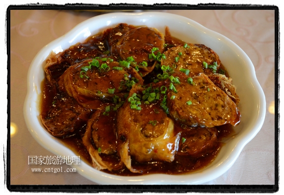 此次攝制組通過拍攝婺源代表名菜糊豆腐、粉蒸肉、荷包紅魚、賽鵝頸及地方小吃清明果、灰汁果、糯米子糕等來詮釋婺源美食經(jīng)典，展示婺源食文化，打造獨(dú)屬婺源的美食符號(hào)。