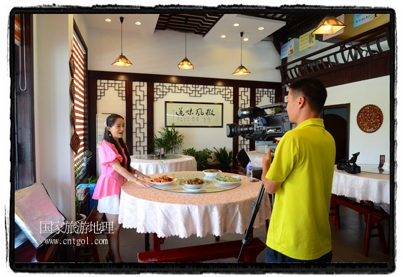 此次攝制組通過拍攝婺源代表名菜糊豆腐、粉蒸肉、荷包紅魚、賽鵝頸及地方小吃清明果、灰汁果、糯米子糕等來詮釋婺源美食經(jīng)典，展示婺源食文化，打造獨(dú)屬婺源的美食符號(hào)。