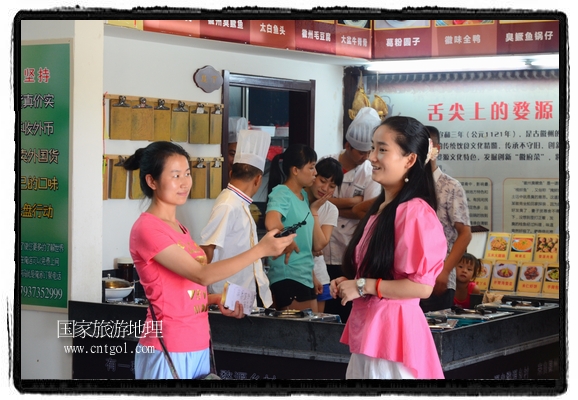 此次攝制組通過拍攝婺源代表名菜糊豆腐、粉蒸肉、荷包紅魚、賽鵝頸及地方小吃清明果、灰汁果、糯米子糕等來詮釋婺源美食經(jīng)典，展示婺源食文化，打造獨(dú)屬婺源的美食符號(hào)。