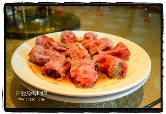 此次攝制組通過拍攝婺源代表名菜糊豆腐、粉蒸肉、荷包紅魚、賽鵝頸及地方小吃清明果、灰汁果、糯米子糕等來詮釋婺源美食經(jīng)典，展示婺源食文化，打造獨(dú)屬婺源的美食符號(hào)。