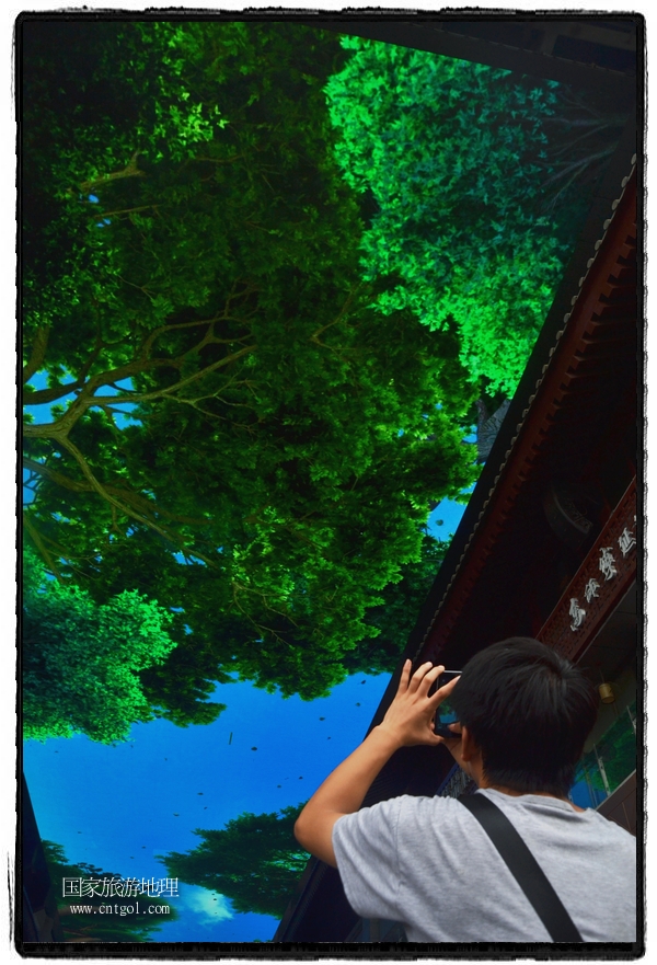 9月8日，在西安市大雁塔景區(qū)，“天幕”景觀吸引游客駐足觀看，并拿出手機拍攝。