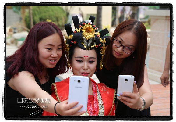 6月19日，端午節(jié)的前一天，甘肅平?jīng)鍪嗅轻紖^(qū)南山公園澳廈麗灣小區(qū)“邀請(qǐng)”唐朝被譽(yù)為四大美女之一的“楊貴妃”前來(lái)與市民見(jiàn)面，共度“端午佳節(jié)”。期間，“貴妃娘娘”由一名解說(shuō)人員做向?qū)Вc小區(qū)居民一同游玩、賞景、互敬酒水、合影留念，并現(xiàn)場(chǎng)贈(zèng)送大人小孩粽子、香包和糖果。