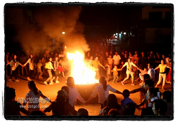 甘肅平?jīng)鍪嗅轻脊沛?zhèn)舉辦了篝火晚會(huì)，1000余名市民參與其中，大家載歌載舞，在歡快熱鬧的氣氛中為每一位父親送祝福。父親節(jié)（Father's Day），顧名思義是感恩父親的節(jié)日。約始于二十世紀(jì)初，起源于美國，現(xiàn)已廣泛流傳于世界各地，節(jié)日日期因地域而存在差異。