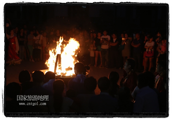 甘肅平?jīng)鍪嗅轻脊沛?zhèn)舉辦了篝火晚會(huì)，1000余名市民參與其中，大家載歌載舞，在歡快熱鬧的氣氛中為每一位父親送祝福。父親節(jié)（Father's Day），顧名思義是感恩父親的節(jié)日。約始于二十世紀(jì)初，起源于美國，現(xiàn)已廣泛流傳于世界各地，節(jié)日日期因地域而存在差異。