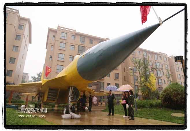 小區(qū)突然出現“飛機坦克”，其中殲15艦載戰(zhàn)斗機一架、99式主戰(zhàn)坦克一輛、武直-10武裝直升機一架，吸引了眾多市民雨中圍觀、合影。