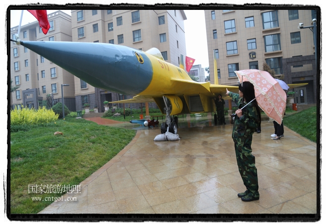 小區(qū)突然出現“飛機坦克”，其中殲15艦載戰(zhàn)斗機一架、99式主戰(zhàn)坦克一輛、武直-10武裝直升機一架，吸引了眾多市民雨中圍觀、合影。