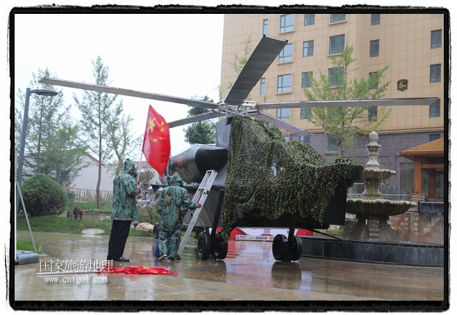 小區(qū)突然出現“飛機坦克”，其中殲15艦載戰(zhàn)斗機一架、99式主戰(zhàn)坦克一輛、武直-10武裝直升機一架，吸引了眾多市民雨中圍觀、合影。