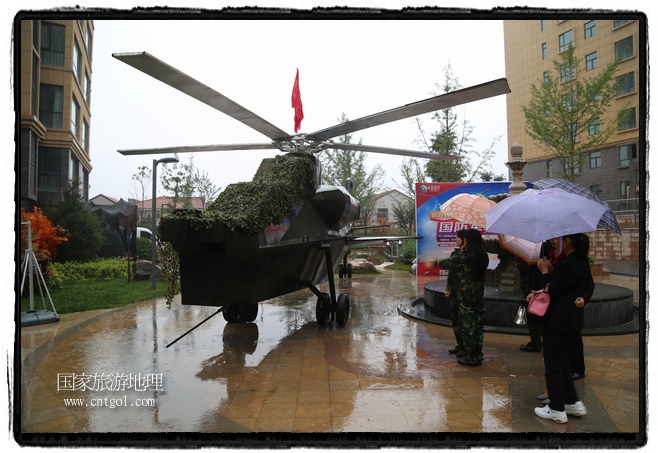 小區(qū)突然出現“飛機坦克”，其中殲15艦載戰(zhàn)斗機一架、99式主戰(zhàn)坦克一輛、武直-10武裝直升機一架，吸引了眾多市民雨中圍觀、合影。