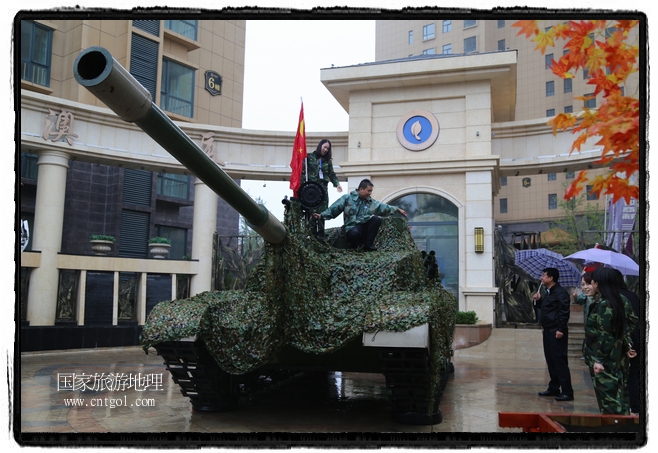 小區(qū)突然出現“飛機坦克”，其中殲15艦載戰(zhàn)斗機一架、99式主戰(zhàn)坦克一輛、武直-10武裝直升機一架，吸引了眾多市民雨中圍觀、合影。