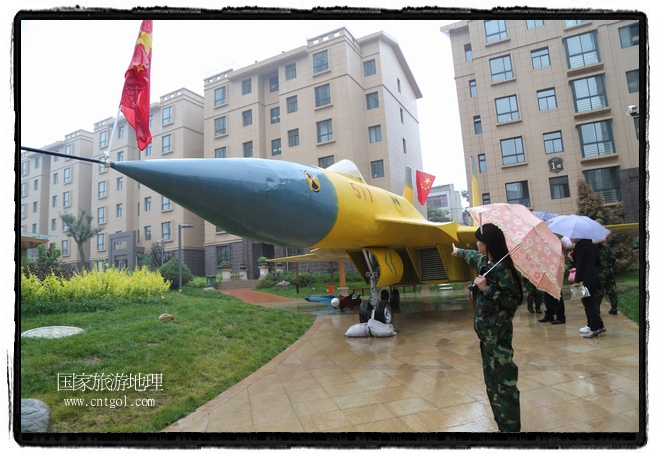 小區(qū)突然出現“飛機坦克”，其中殲15艦載戰(zhàn)斗機一架、99式主戰(zhàn)坦克一輛、武直-10武裝直升機一架，吸引了眾多市民雨中圍觀、合影。