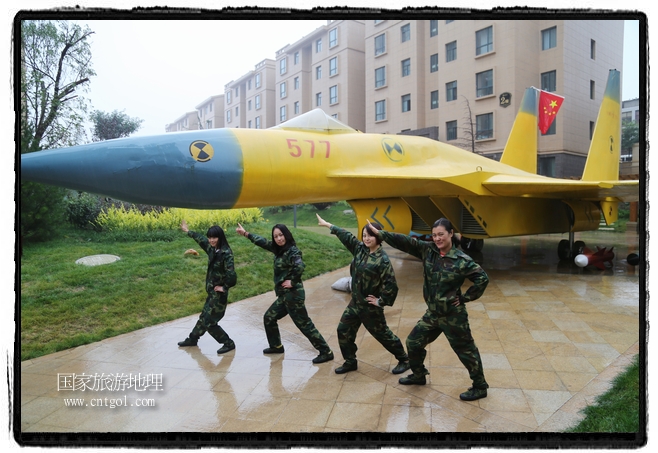 小區(qū)突然出現“飛機坦克”，其中殲15艦載戰(zhàn)斗機一架、99式主戰(zhàn)坦克一輛、武直-10武裝直升機一架，吸引了眾多市民雨中圍觀、合影。