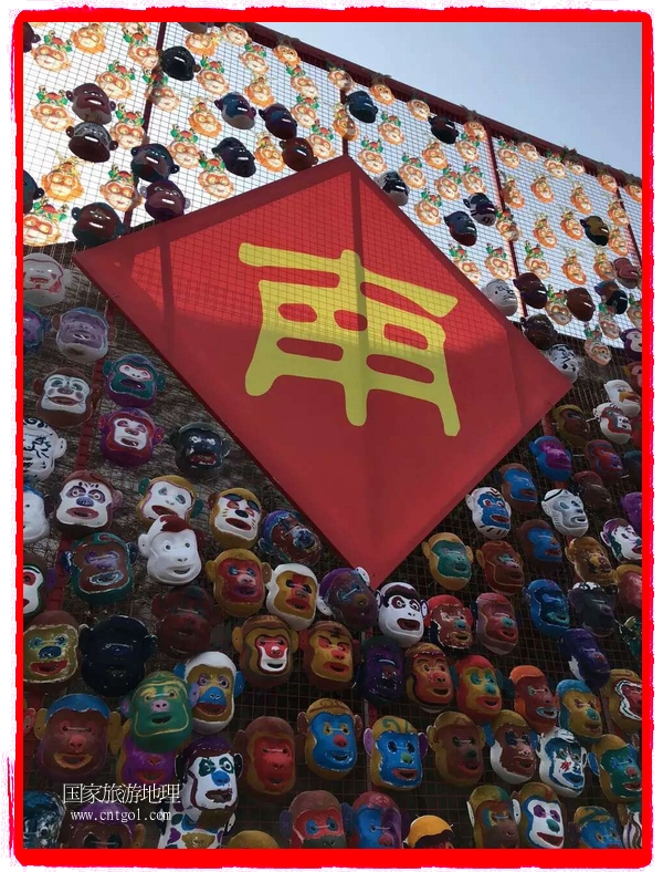 中國(guó)規(guī)模最大的猴面具彩繪在南潯古鎮(zhèn)展示。猴子真是今年最紅的動(dòng)物。 
