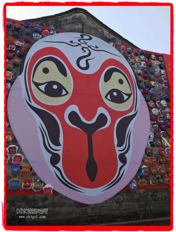 中國(guó)規(guī)模最大的猴面具彩繪在南潯古鎮(zhèn)展示。猴子真是今年最紅的動(dòng)物。 