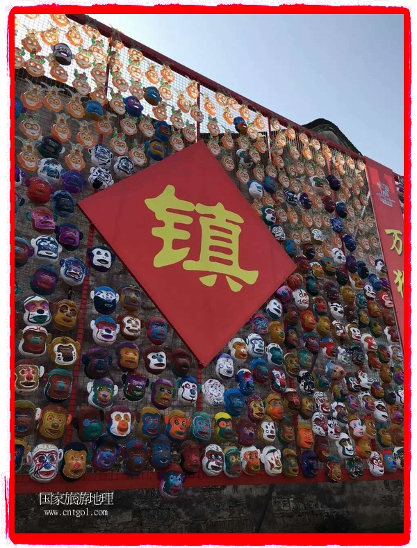 中國(guó)規(guī)模最大的猴面具彩繪在南潯古鎮(zhèn)展示。猴子真是今年最紅的動(dòng)物。 