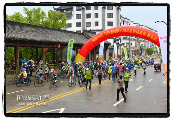 來自江西、安徽、浙江、福建等省市近千名選手參加了比賽，婺源賽道沿途的秀美風光和徽派古村落，給參賽選手留下美好的印象。