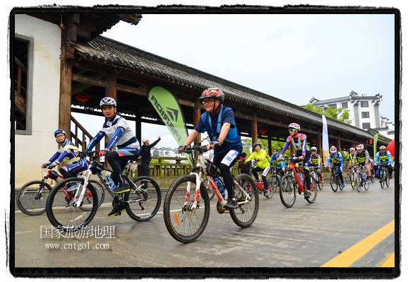 來自江西、安徽、浙江、福建等省市近千名選手參加了比賽，婺源賽道沿途的秀美風光和徽派古村落，給參賽選手留下美好的印象。