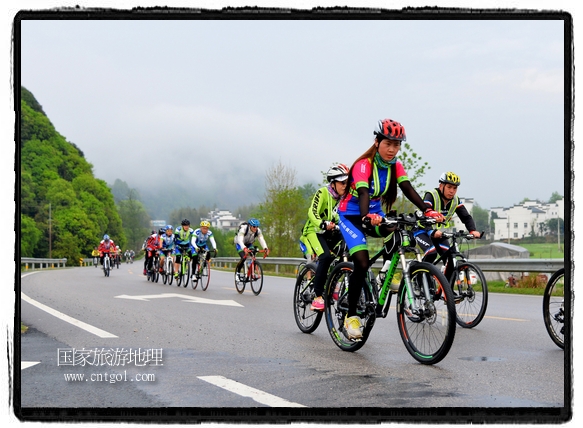 來自江西、安徽、浙江、福建等省市近千名選手參加了比賽，婺源賽道沿途的秀美風光和徽派古村落，給參賽選手留下美好的印象。