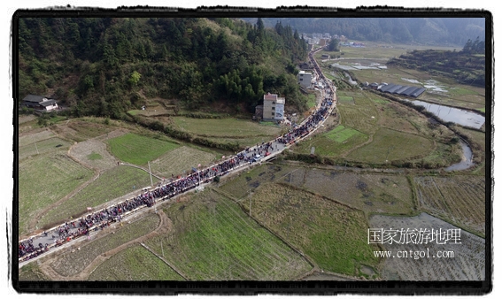 1700桌合攏宴，總長(zhǎng)3.7公里，10380人同桌就餐，創(chuàng)歷史之最