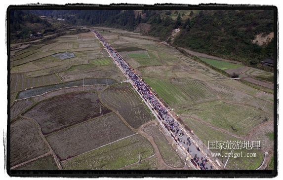 1700桌合攏宴，總長(zhǎng)3.7公里，10380人同桌就餐，創(chuàng)歷史之最